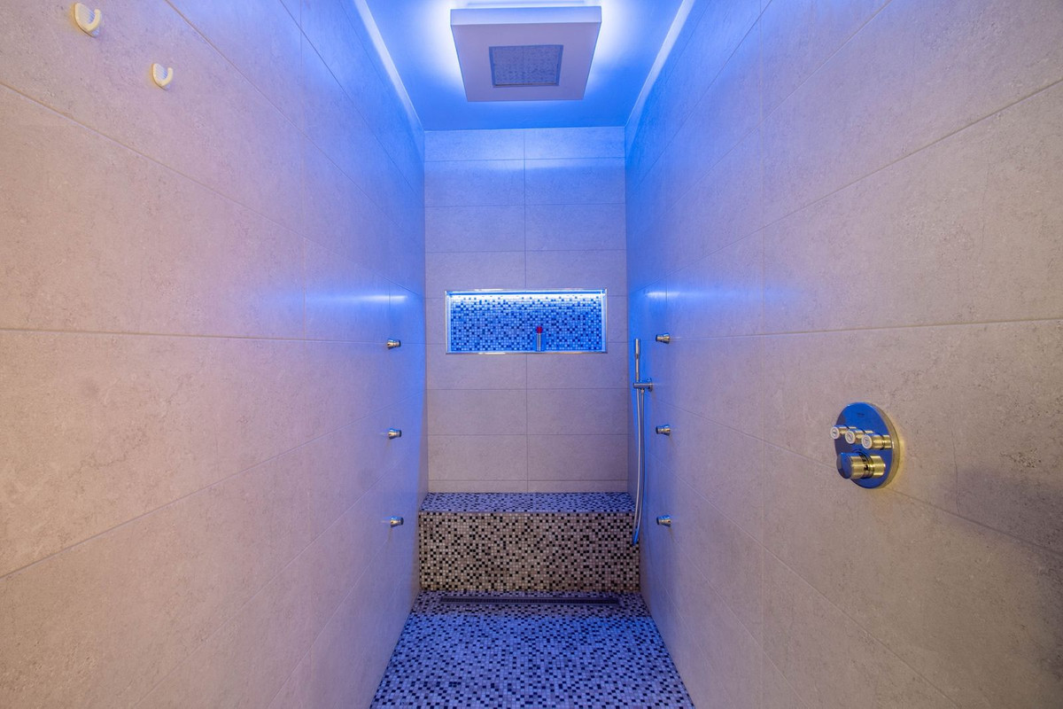 Se vende Villa - Chalet de 5 dormitorios en Costa Del Sol, Málaga, España