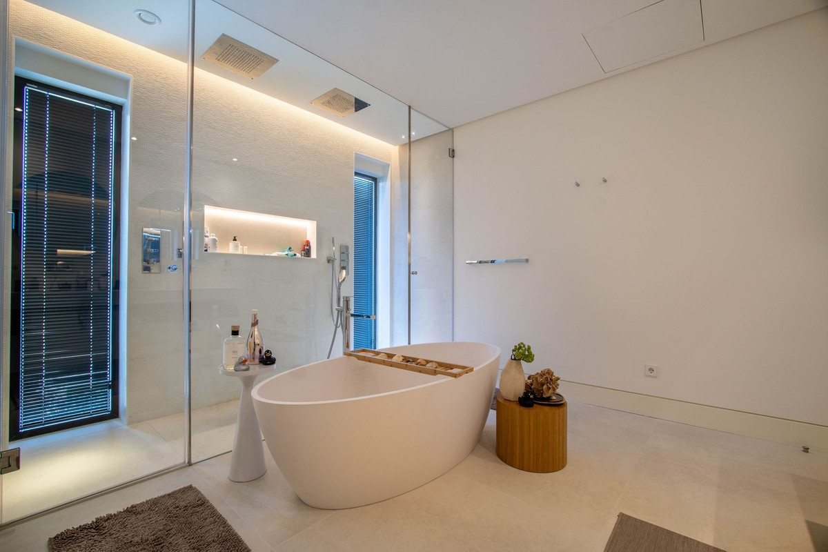 Se vende Villa - Chalet de 5 dormitorios en Costa Del Sol, Málaga, España