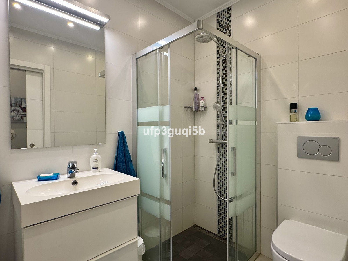 Se vende Apartamento en Planta Última de 2 dormitorios en Costa Del Sol, Málaga, España