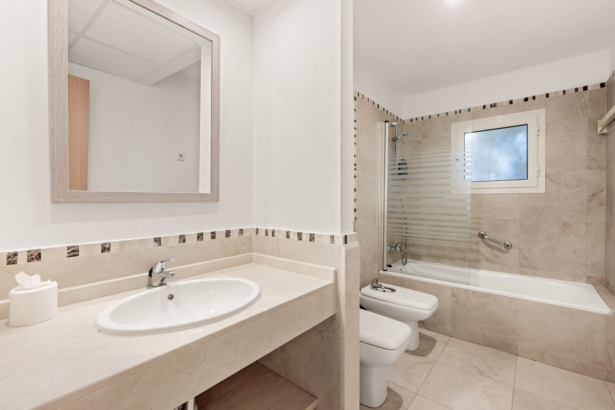 Se vende Apartamento Planta Media de 2 dormitorios en Costa Del Sol, Málaga, España