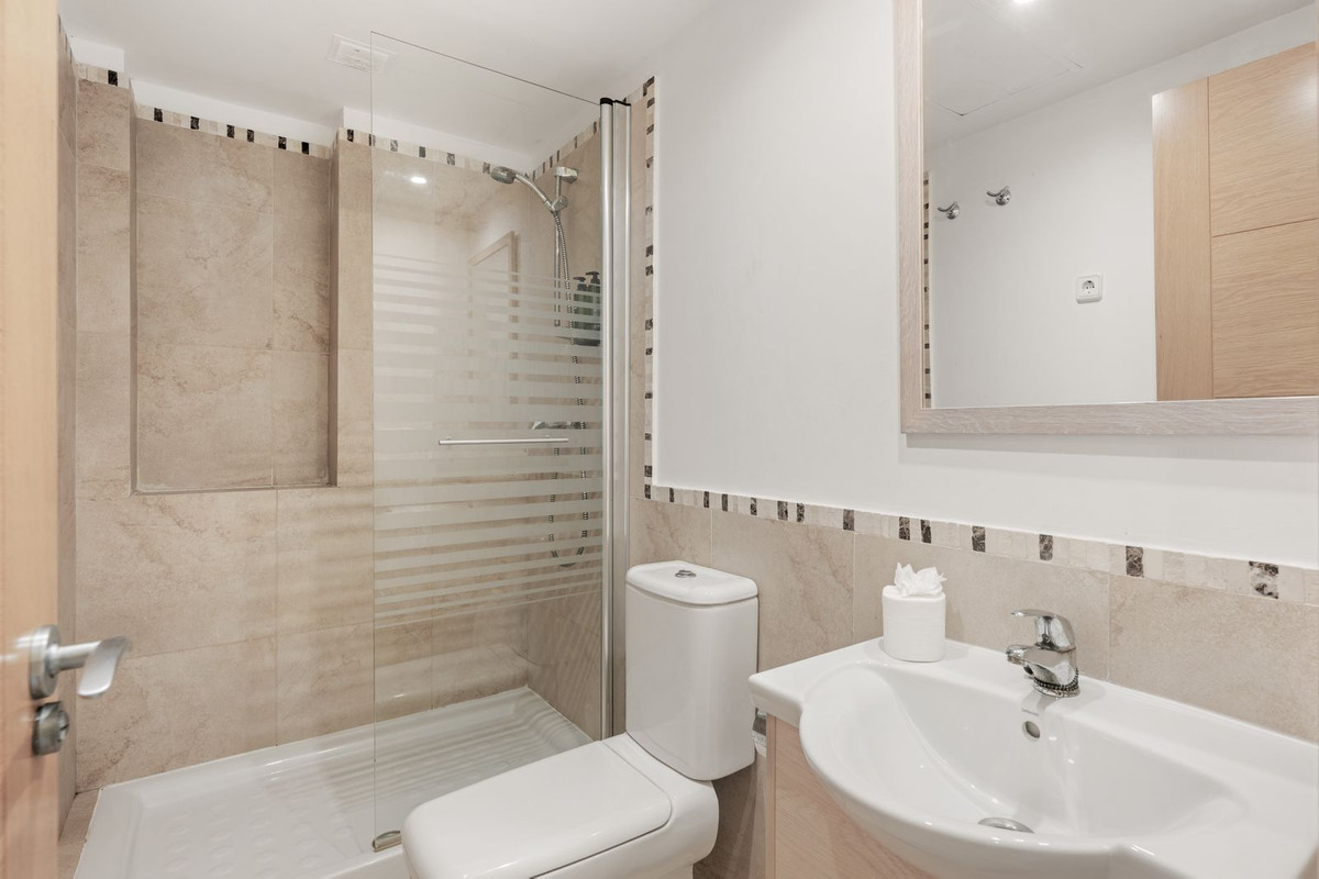 Se vende Apartamento Planta Media de 2 dormitorios en Costa Del Sol, Málaga, España