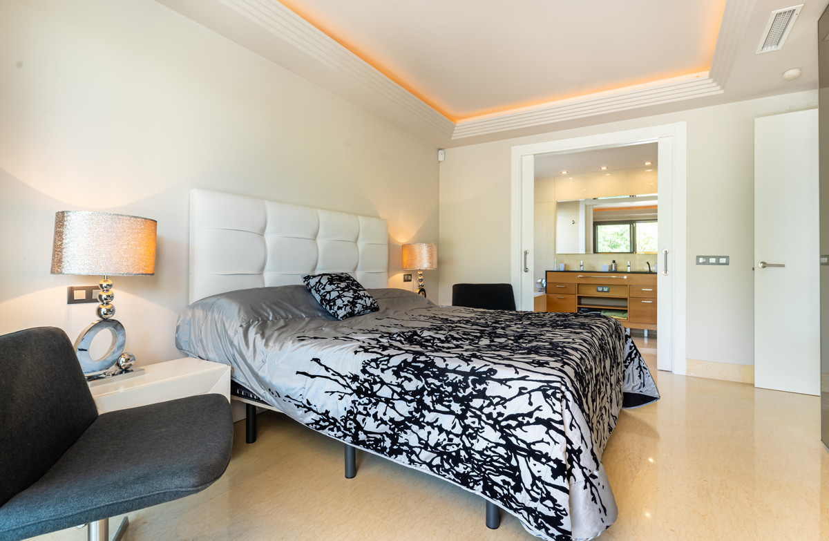 3 Bed Apartment for sale in Benahavís Costa Del Sol, Málaga, Spain