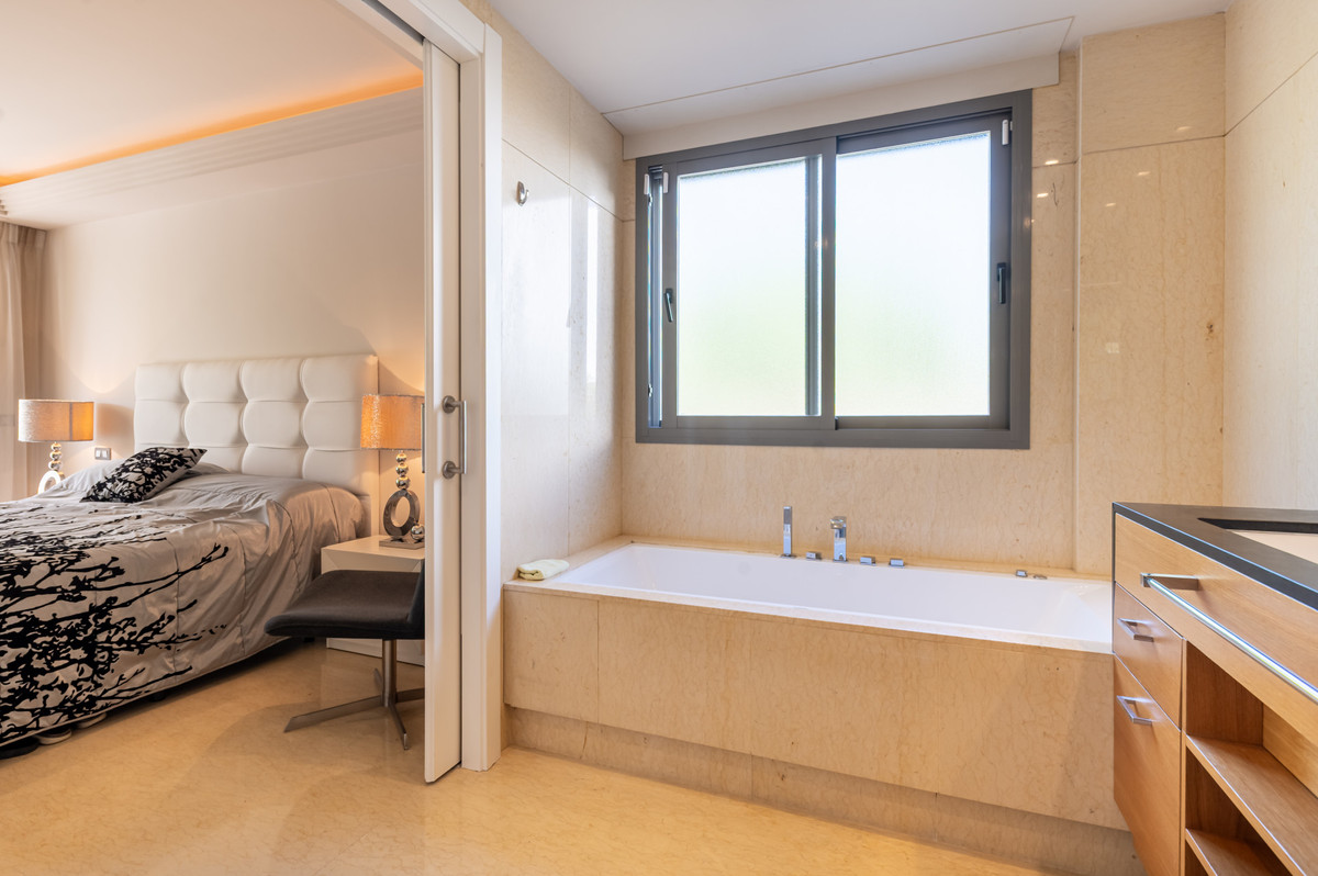 3 Bed Apartment for sale in Benahavís Costa Del Sol, Málaga, Spain