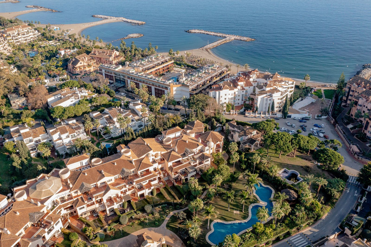 2 Bed Apartment for sale in Puerto Banús Costa Del Sol, Málaga, Spain