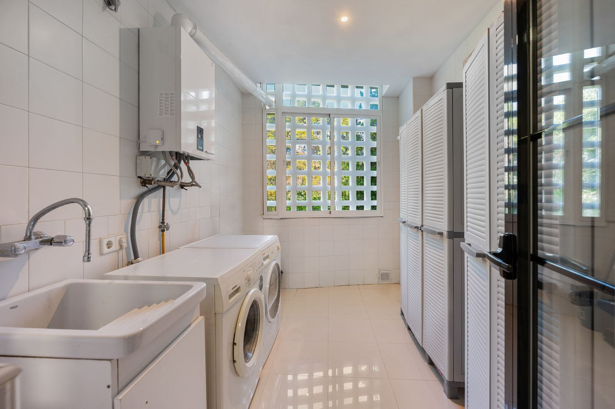 2 Bed Apartment for sale in Puerto Banús Costa Del Sol, Málaga, Spain