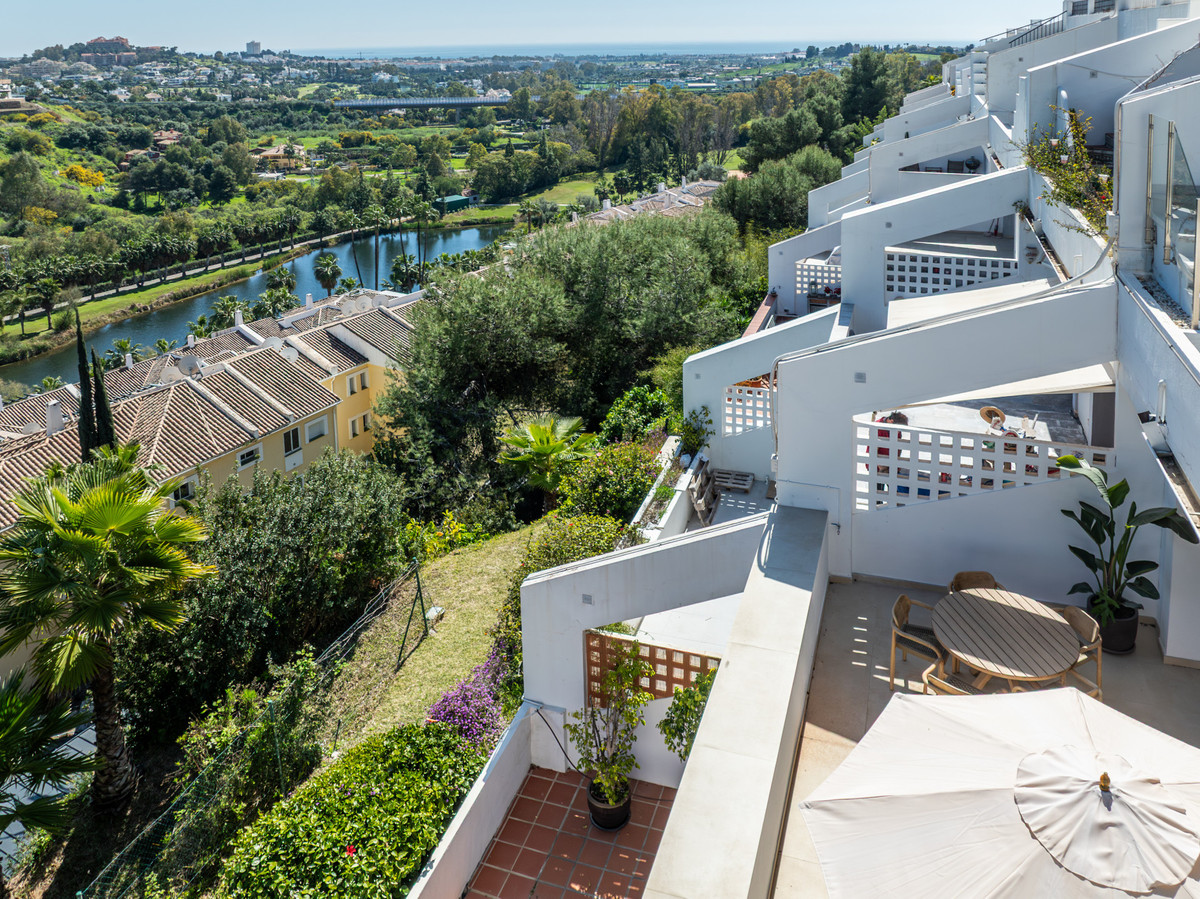 2 Bed Apartment for sale in La Quinta Costa Del Sol, Málaga, Spain