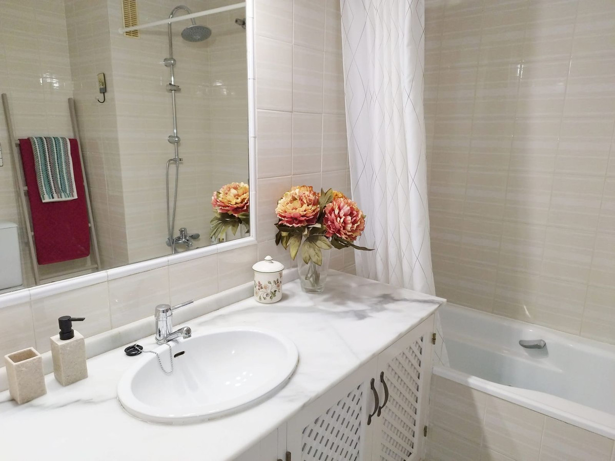 Se vende Apartamento Planta Media de 2 dormitorios en Costa Del Sol, Málaga, España