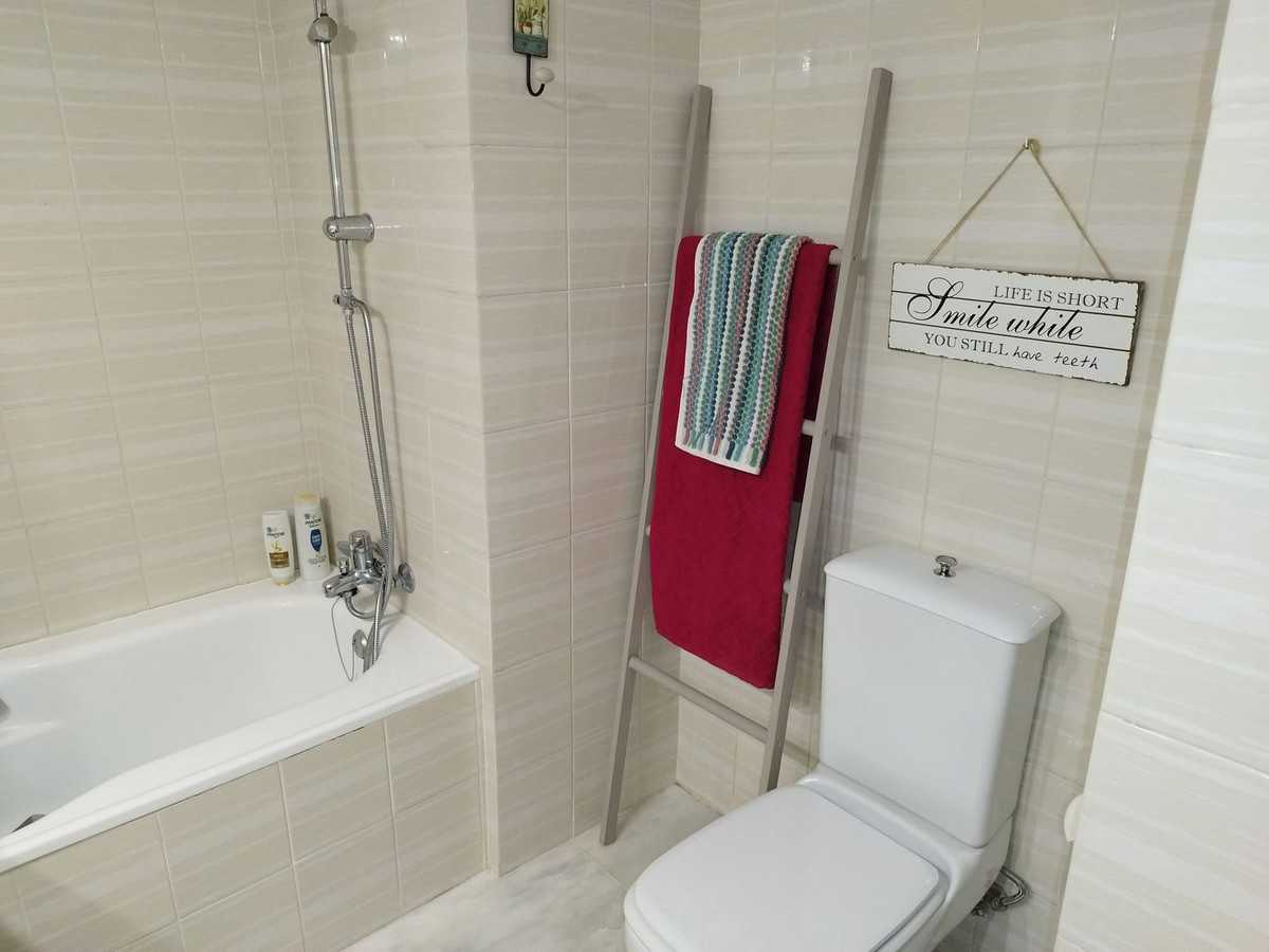 Se vende Apartamento Planta Media de 2 dormitorios en Costa Del Sol, Málaga, España