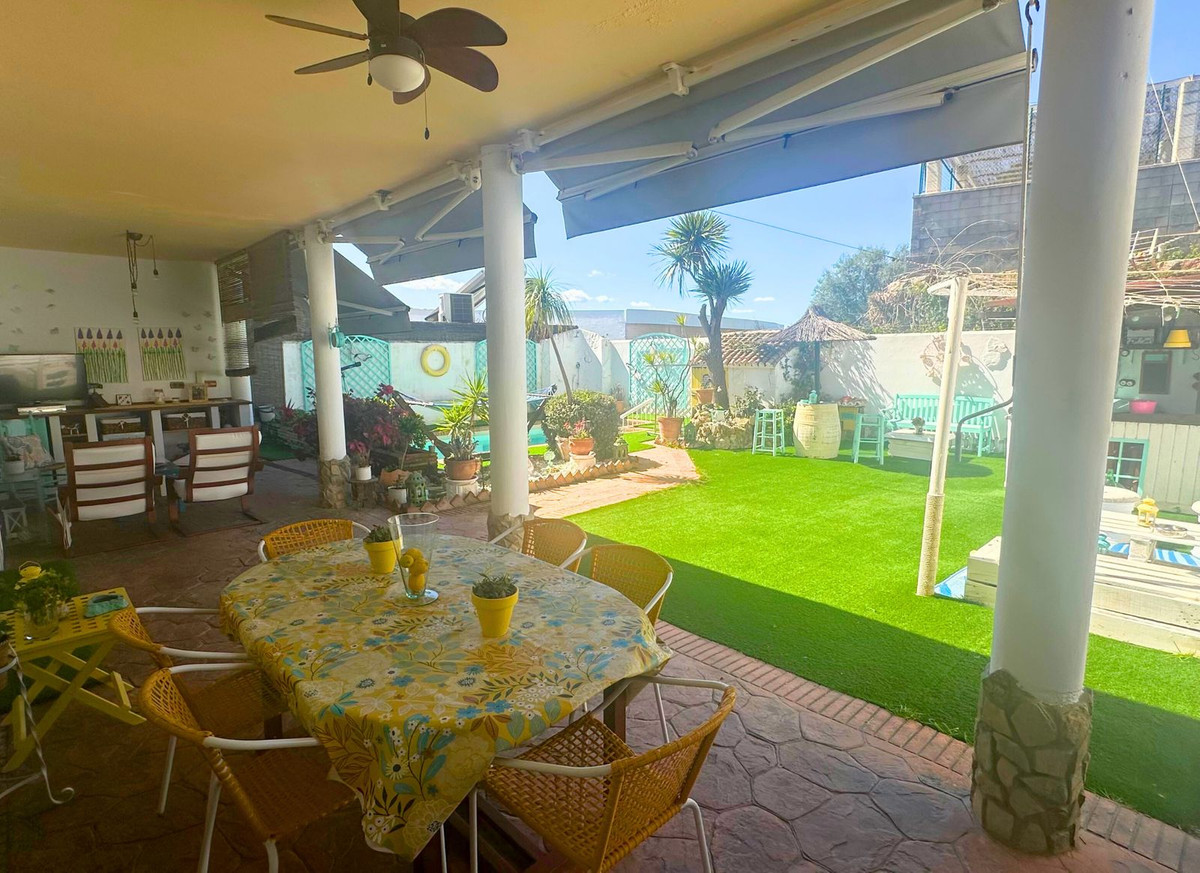 5 Bed Townhouse for sale in Casares Costa Del Sol, Málaga, Spain