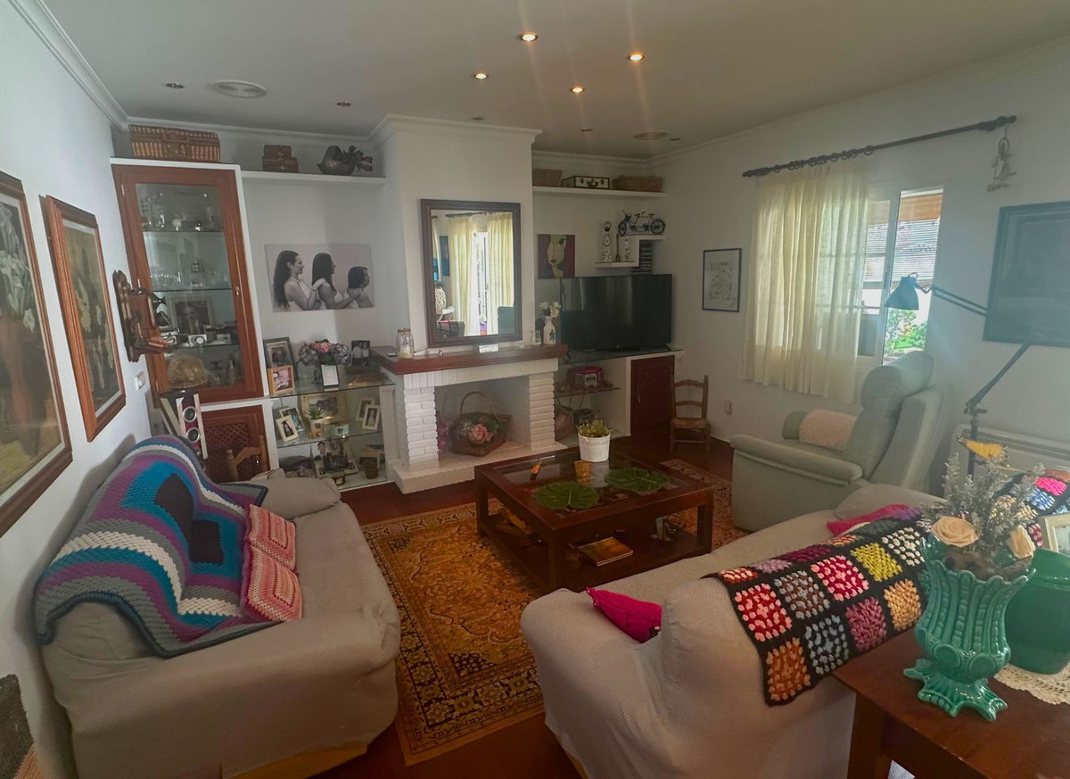5 Bed Townhouse for sale in Casares Costa Del Sol, Málaga, Spain