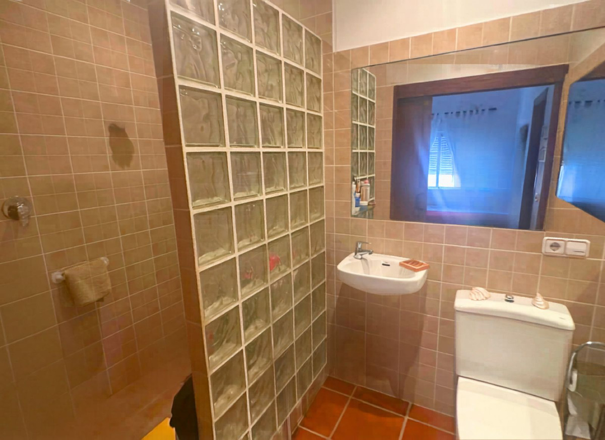 5 Bed Townhouse for sale in Casares Costa Del Sol, Málaga, Spain