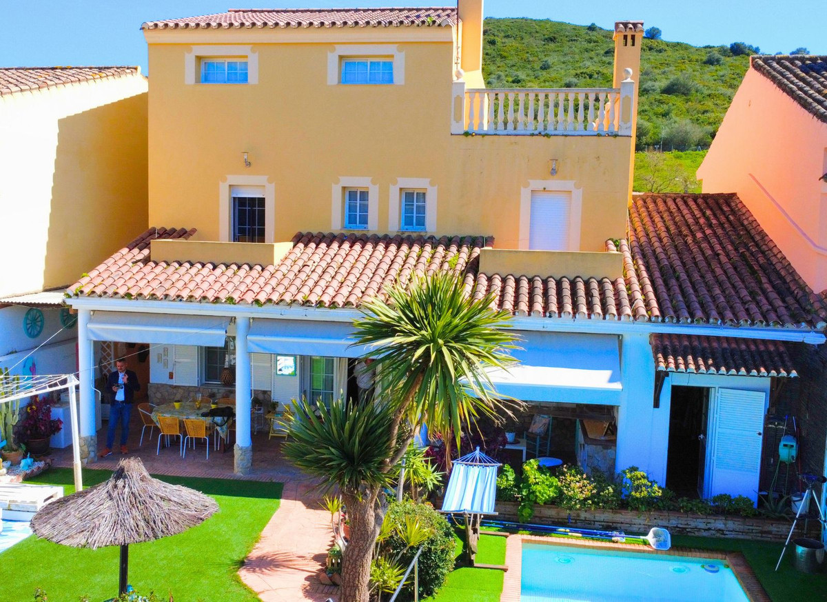 5 Bed Townhouse for sale in Casares Costa Del Sol, Málaga, Spain