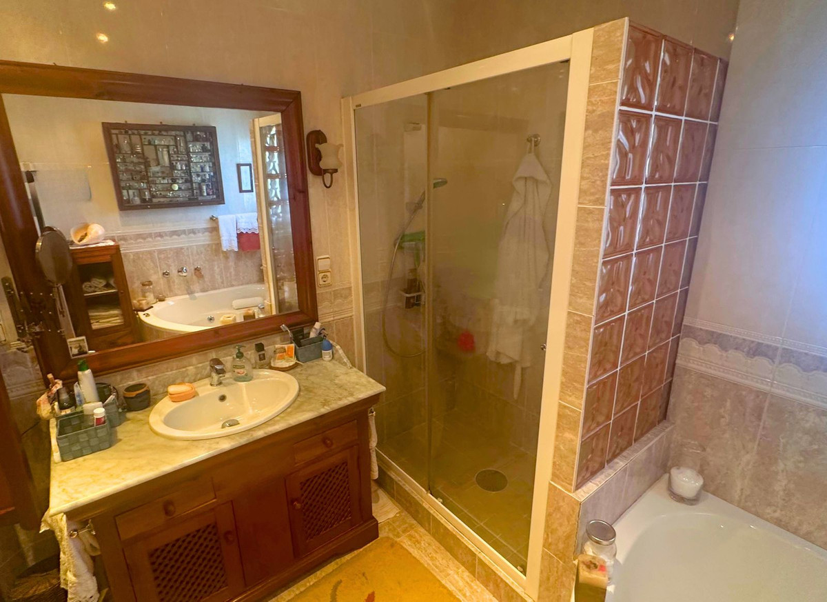 5 Bed Townhouse for sale in Casares Costa Del Sol, Málaga, Spain