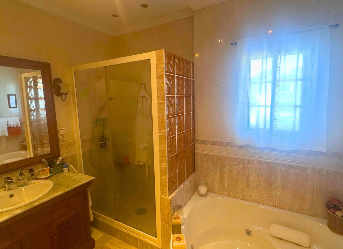 5 Bed Townhouse for sale in Casares Costa Del Sol, Málaga, Spain
