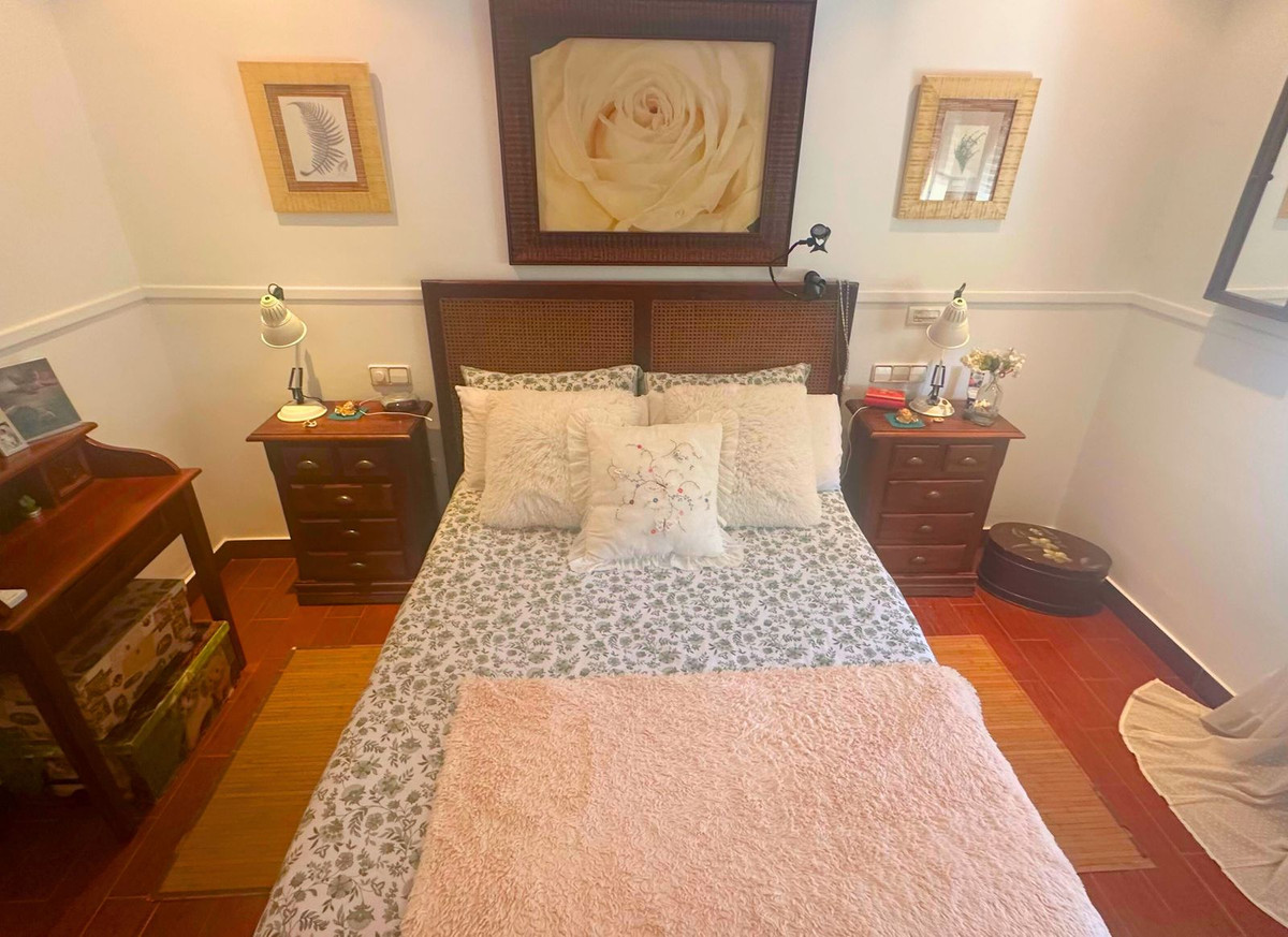 5 Bed Townhouse for sale in Casares Costa Del Sol, Málaga, Spain