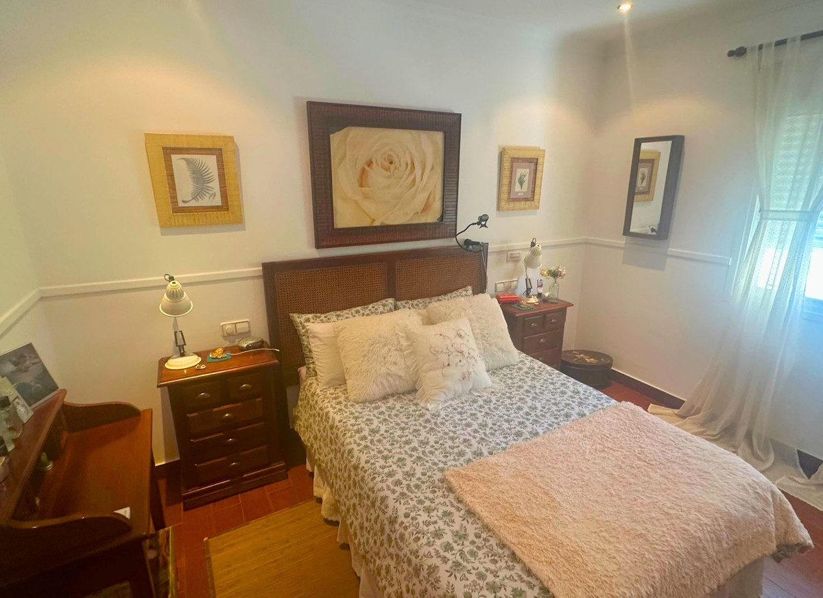 5 Bed Townhouse for sale in Casares Costa Del Sol, Málaga, Spain