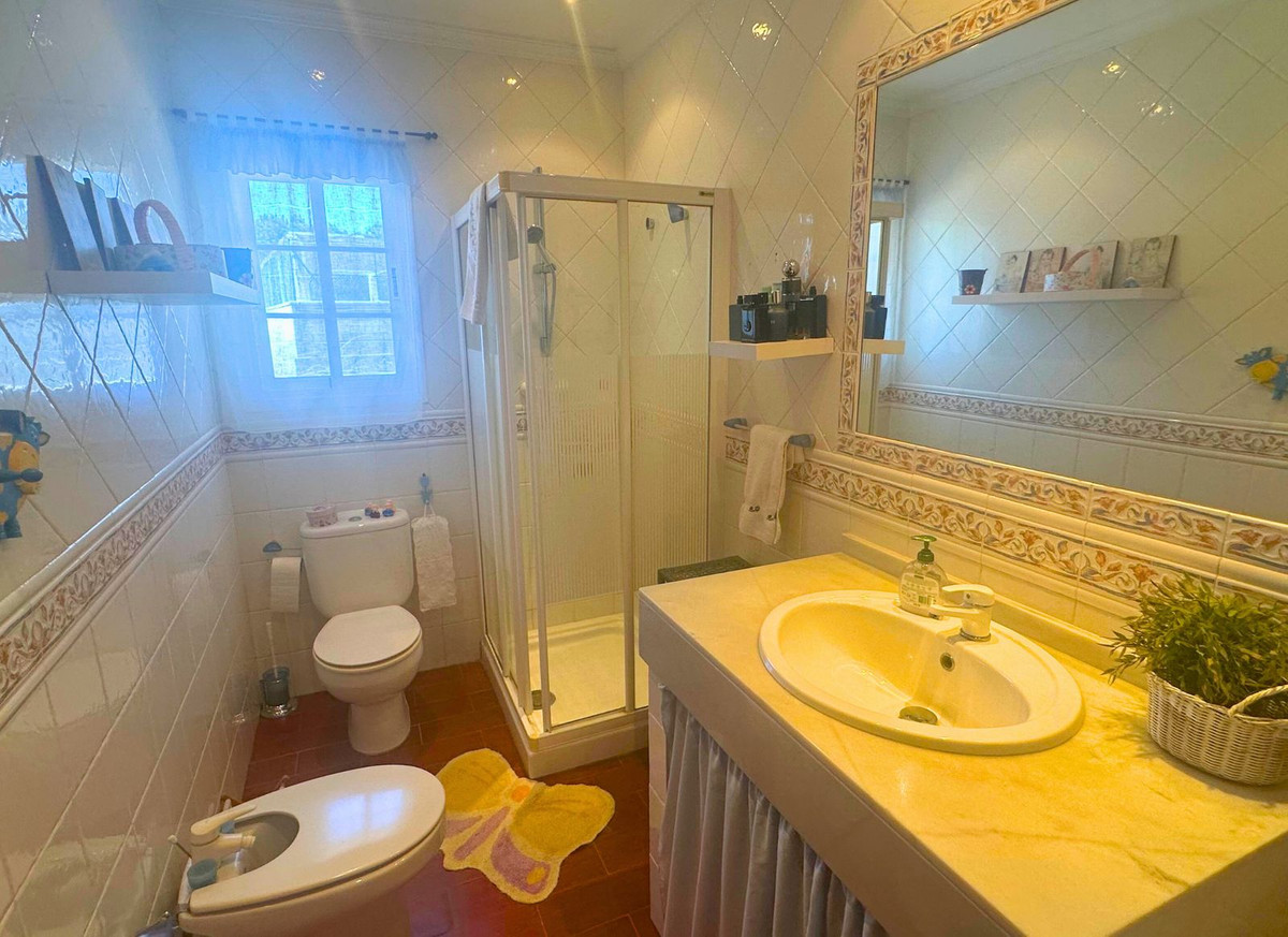 5 Bed Townhouse for sale in Casares Costa Del Sol, Málaga, Spain