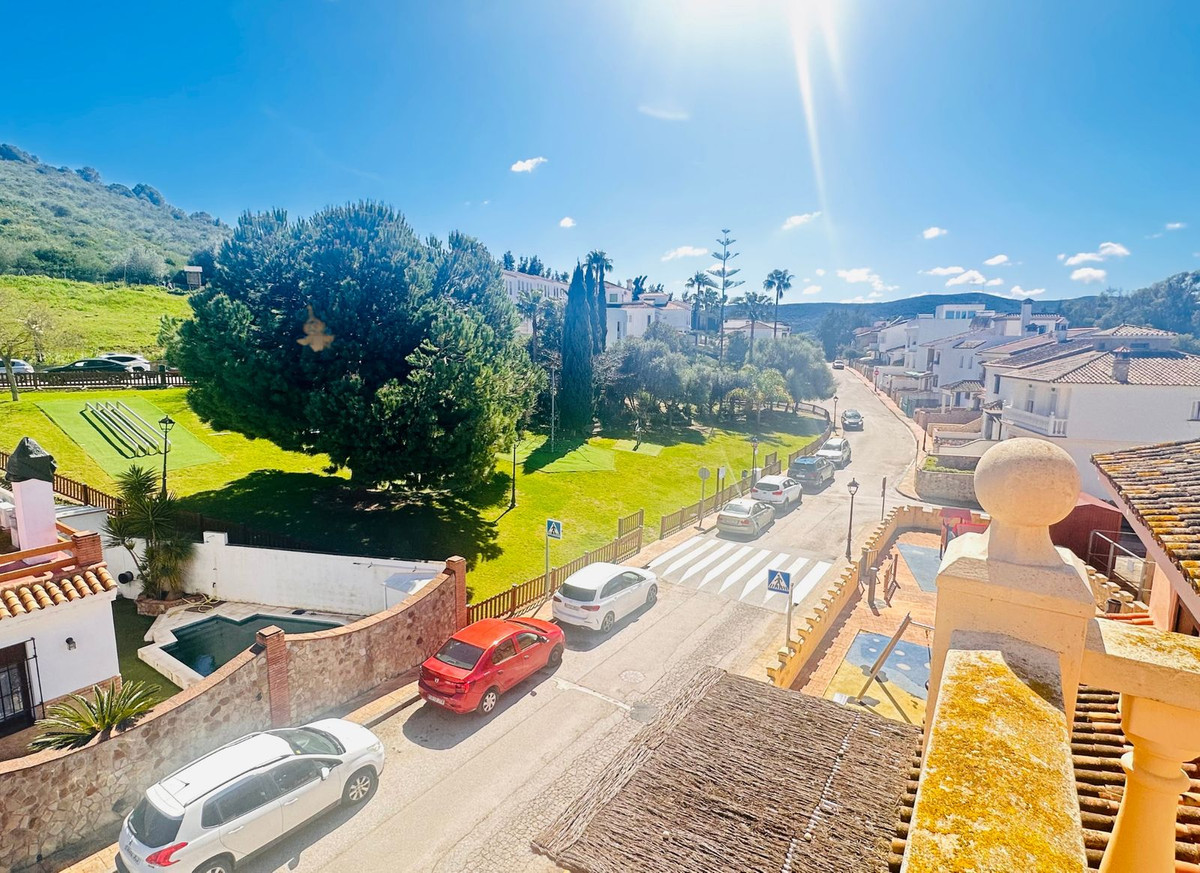 5 Bed Townhouse for sale in Casares Costa Del Sol, Málaga, Spain