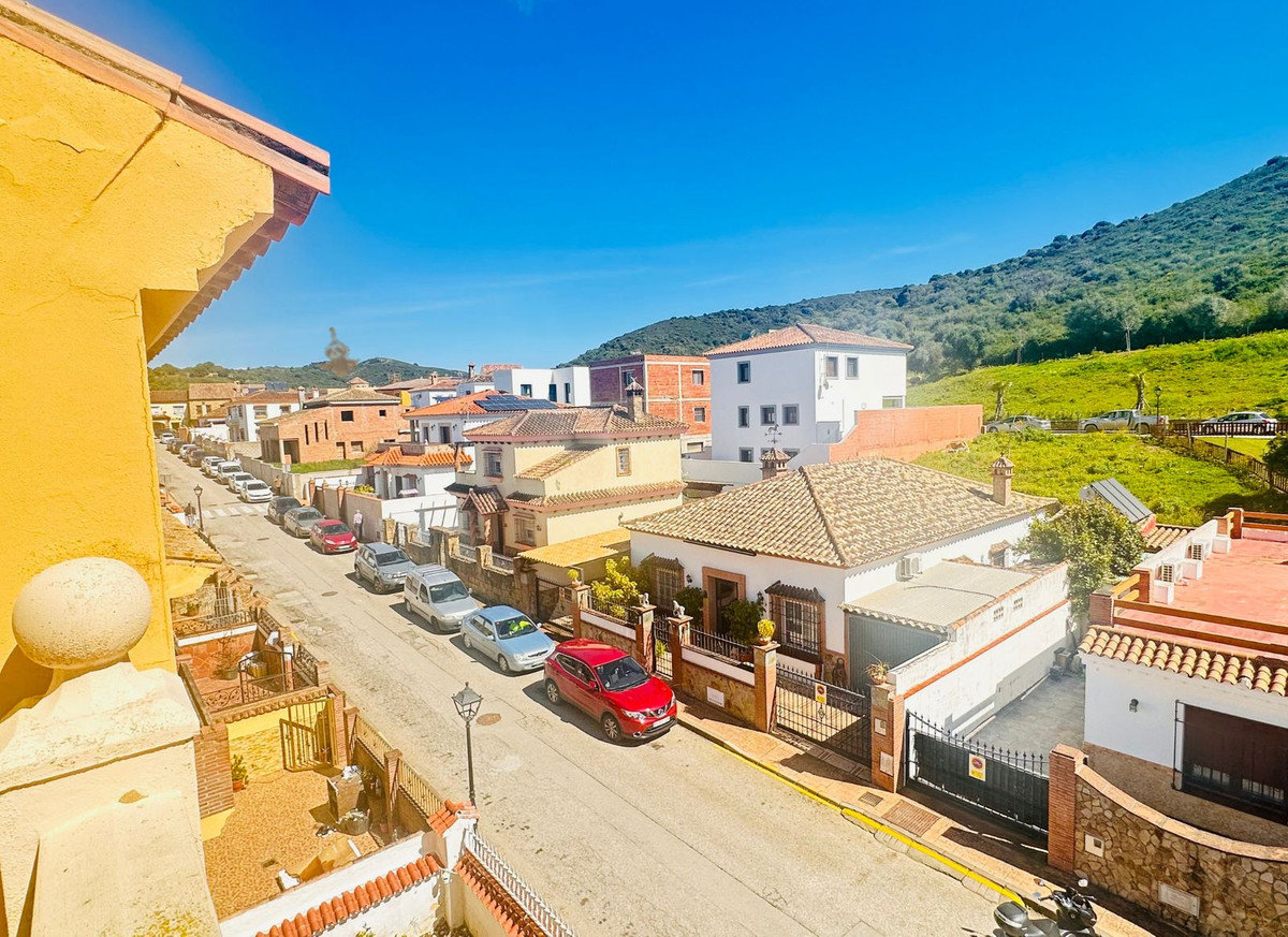 5 Bed Townhouse for sale in Casares Costa Del Sol, Málaga, Spain