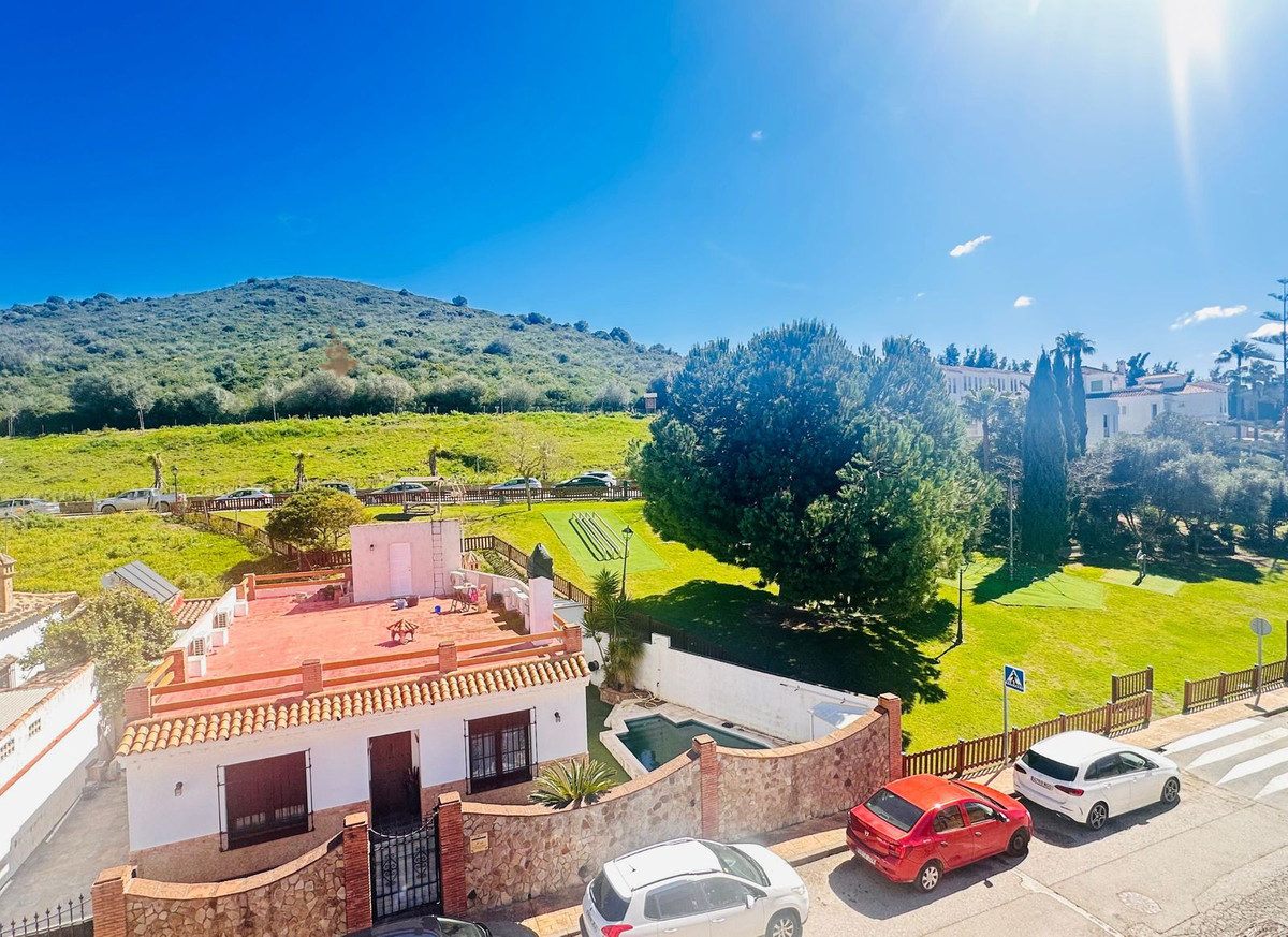 5 Bed Townhouse for sale in Casares Costa Del Sol, Málaga, Spain