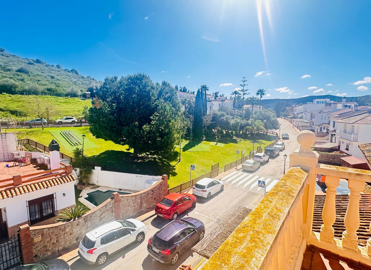 5 Bed Townhouse for sale in Casares Costa Del Sol, Málaga, Spain