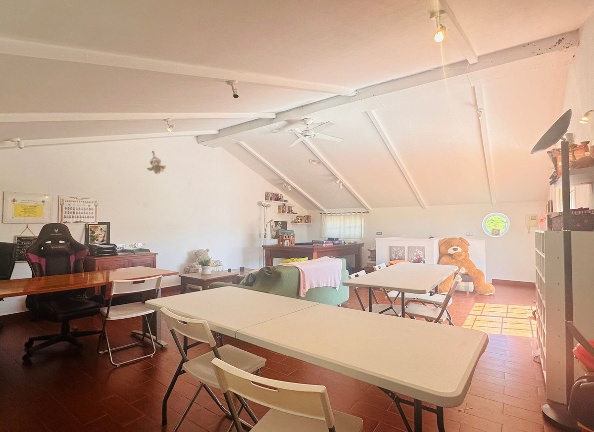 5 Bed Townhouse for sale in Casares Costa Del Sol, Málaga, Spain