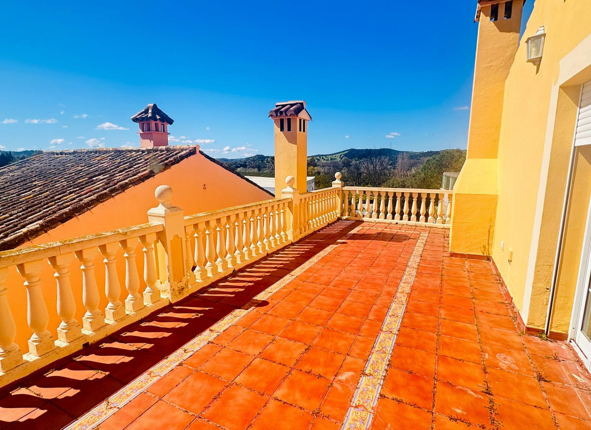 5 Bed Townhouse for sale in Casares Costa Del Sol, Málaga, Spain