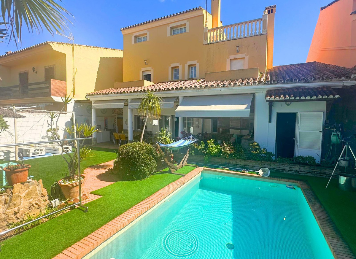 5 Bed Townhouse for sale in Casares Costa Del Sol, Málaga, Spain