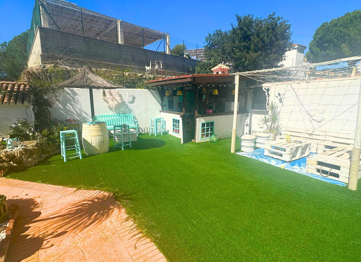 5 Bed Townhouse for sale in Casares Costa Del Sol, Málaga, Spain
