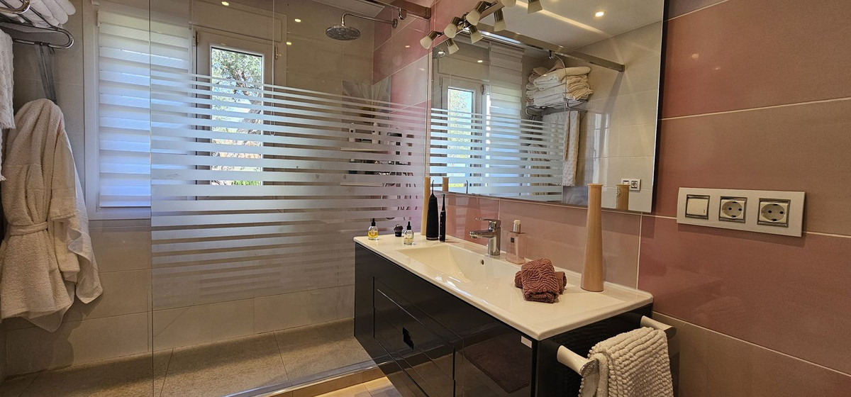 Se vende Villa - Chalet de 3 dormitorios en Costa Del Sol, Málaga, España