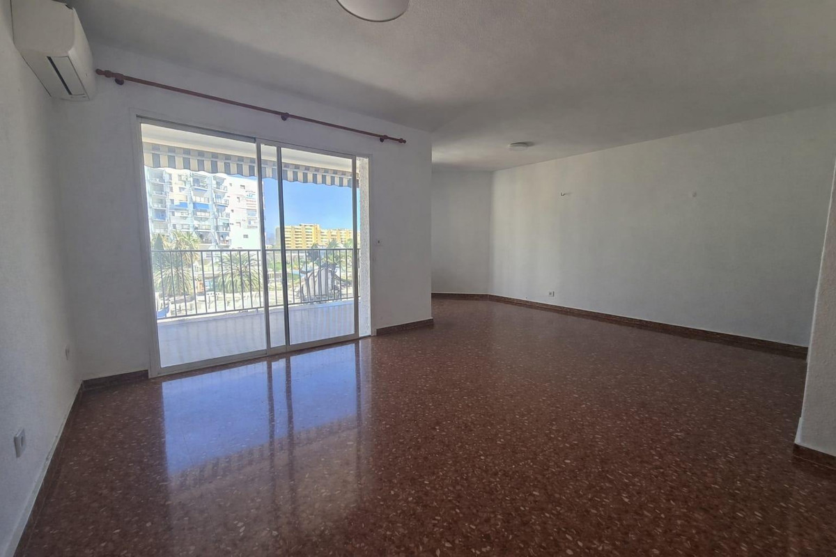 Se vende Apartamento Planta Media de 2 dormitorios en Costa Del Sol, Málaga, España