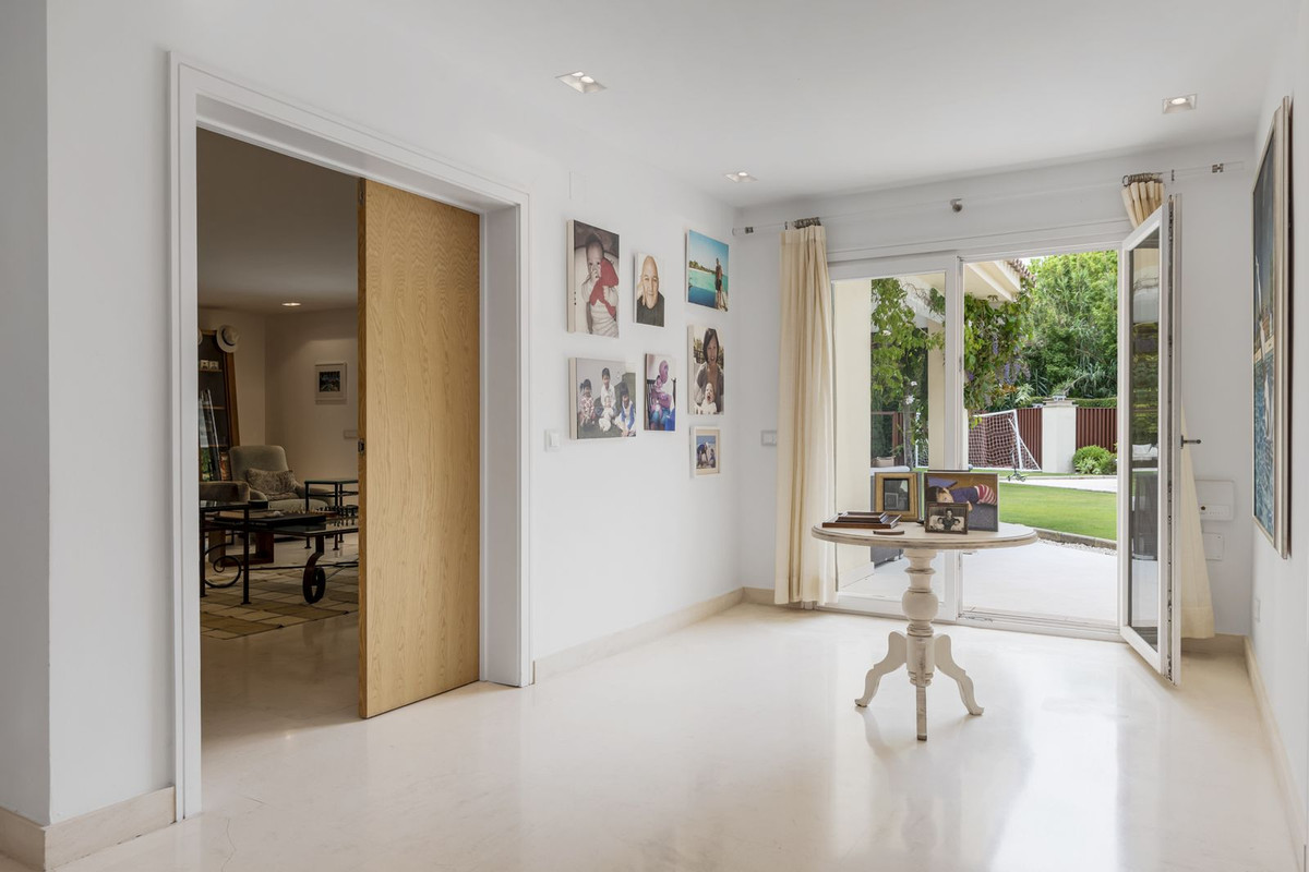 Se vende Villa - Chalet de 7 dormitorios en Costa Del Sol, Cadiz, España