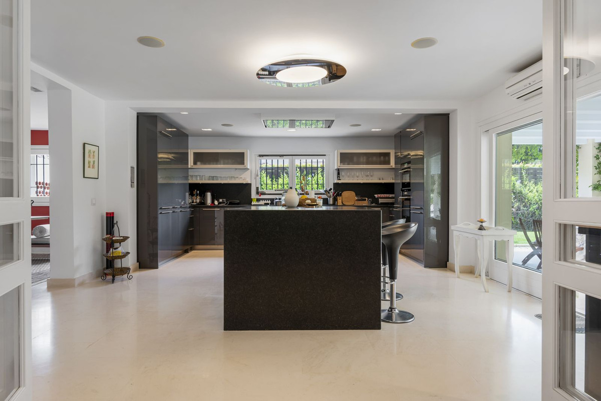 Se vende Villa - Chalet de 7 dormitorios en Costa Del Sol, Cadiz, España