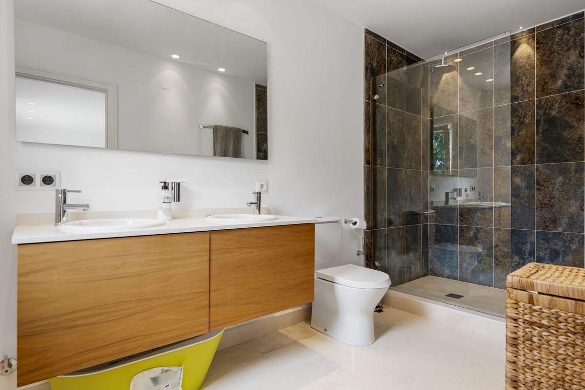Se vende Villa - Chalet de 7 dormitorios en Costa Del Sol, Cadiz, España