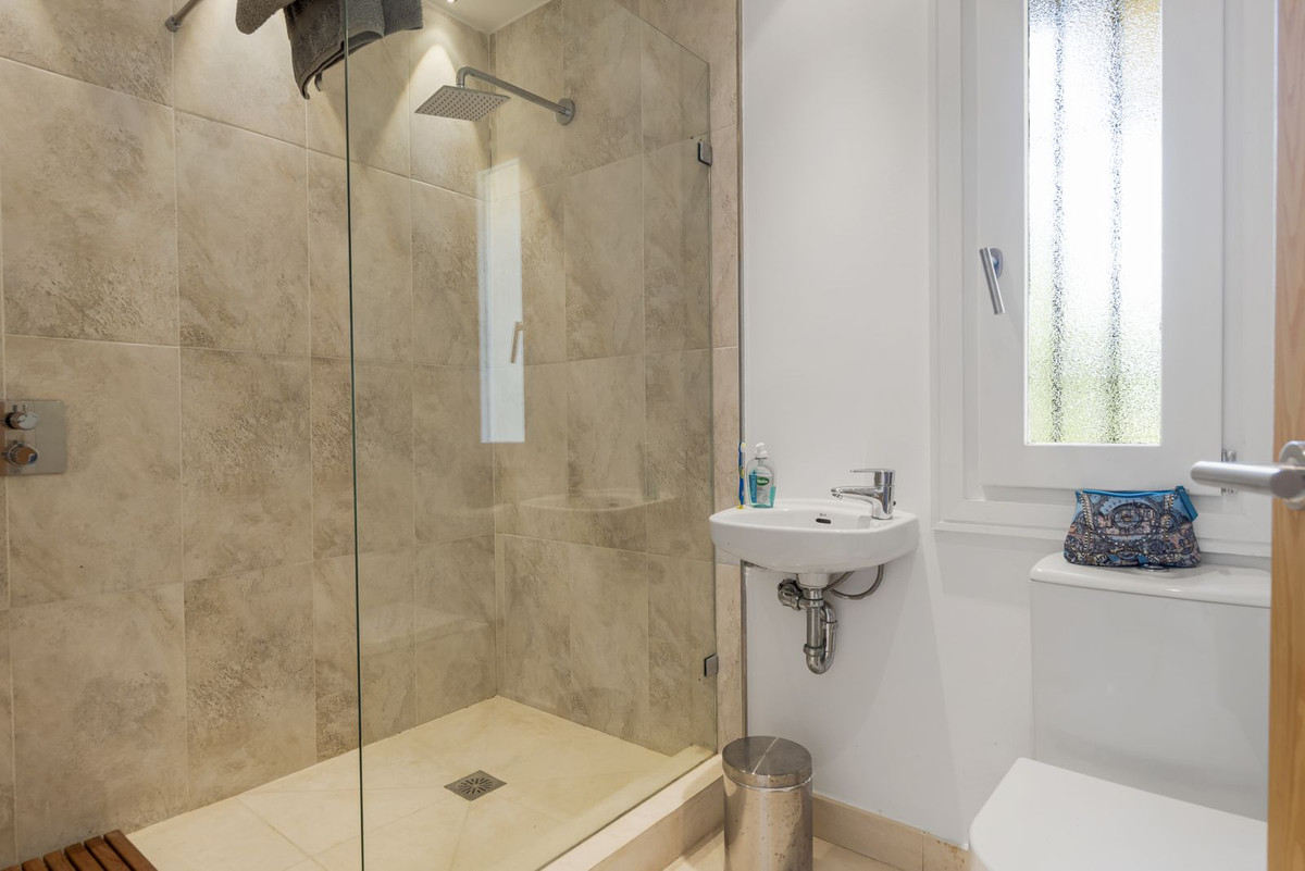 Se vende Villa - Chalet de 7 dormitorios en Costa Del Sol, Cadiz, España