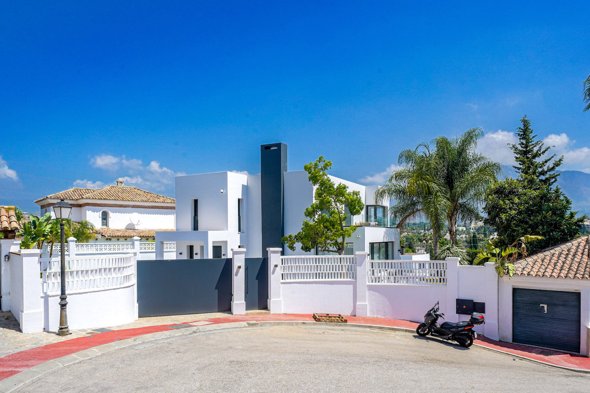 5 Bed Townhouse for sale in Nueva Andalucía Costa Del Sol, Málaga, Spain