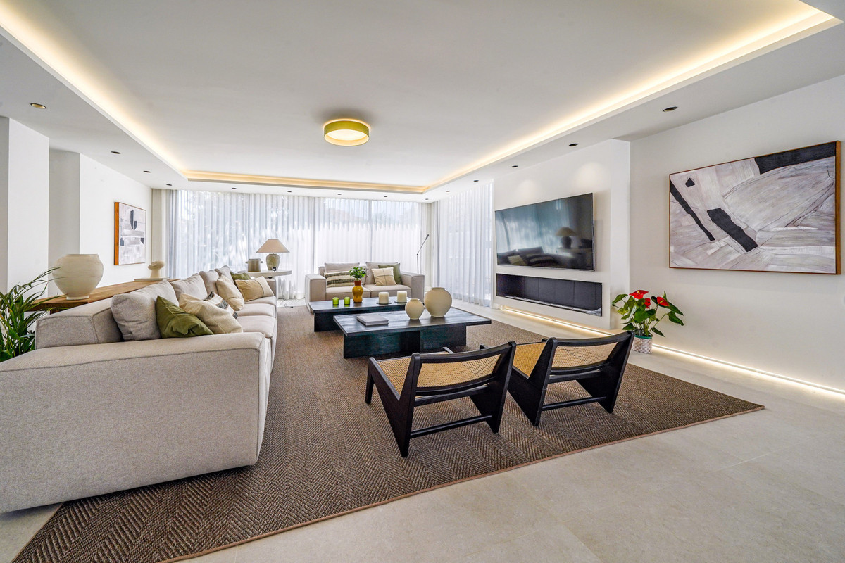 5 Bed Townhouse for sale in Nueva Andalucía Costa Del Sol, Málaga, Spain