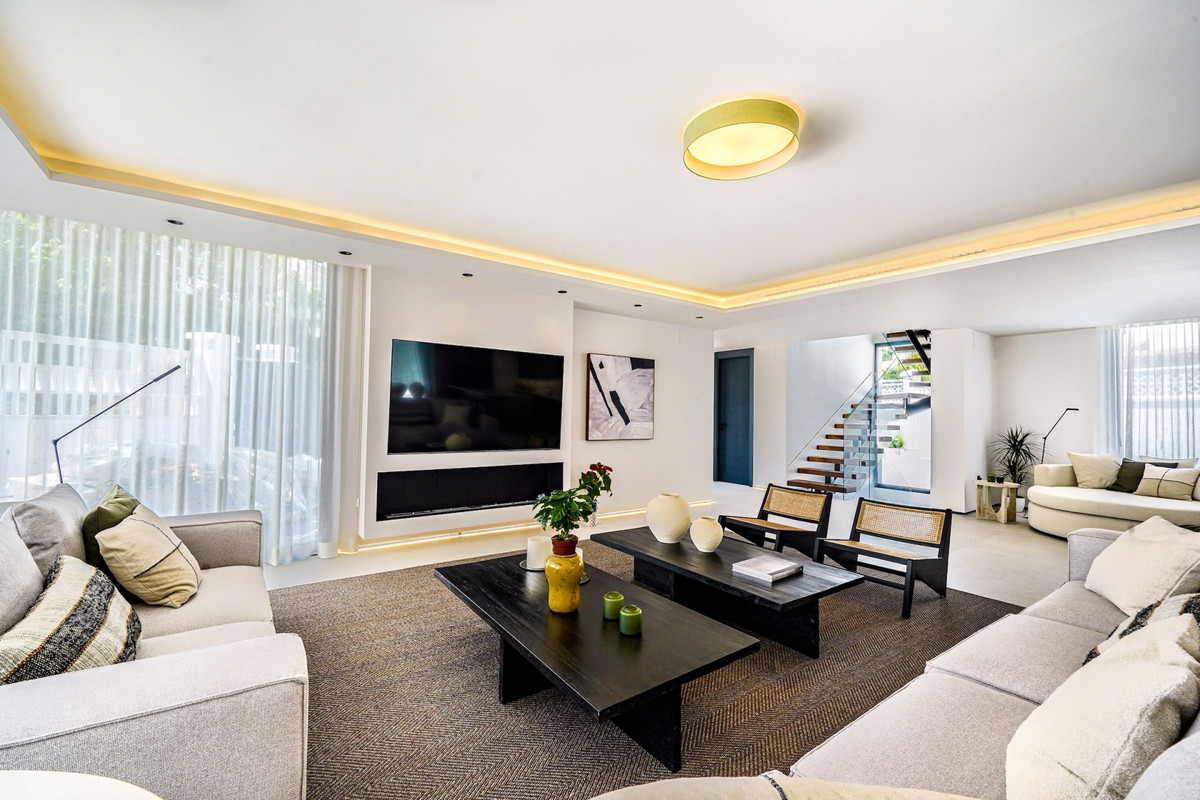 5 Bed Townhouse for sale in Nueva Andalucía Costa Del Sol, Málaga, Spain