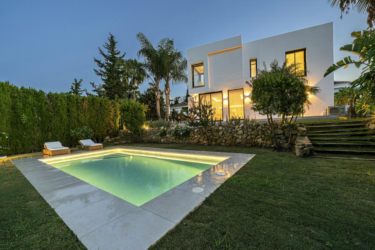 5 Bed Townhouse for sale in Nueva Andalucía Costa Del Sol, Málaga, Spain