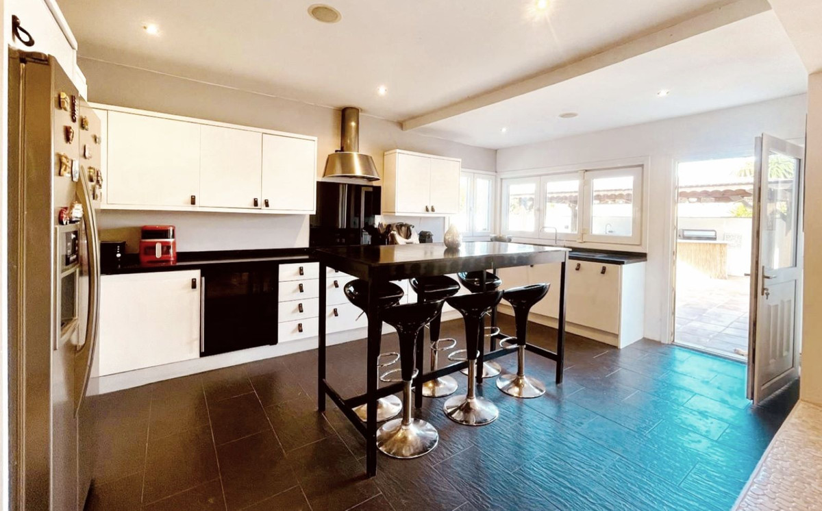 4 Bed Townhouse for sale in La Duquesa Costa Del Sol, Málaga, Spain