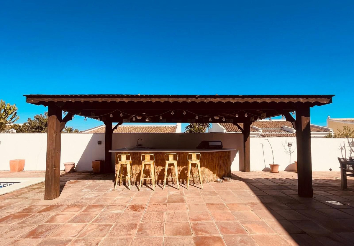 4 Bed Townhouse for sale in La Duquesa Costa Del Sol, Málaga, Spain