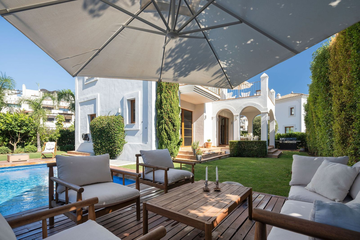 4 Bed Townhouse for sale in Selwo Costa Del Sol, Málaga, Spain