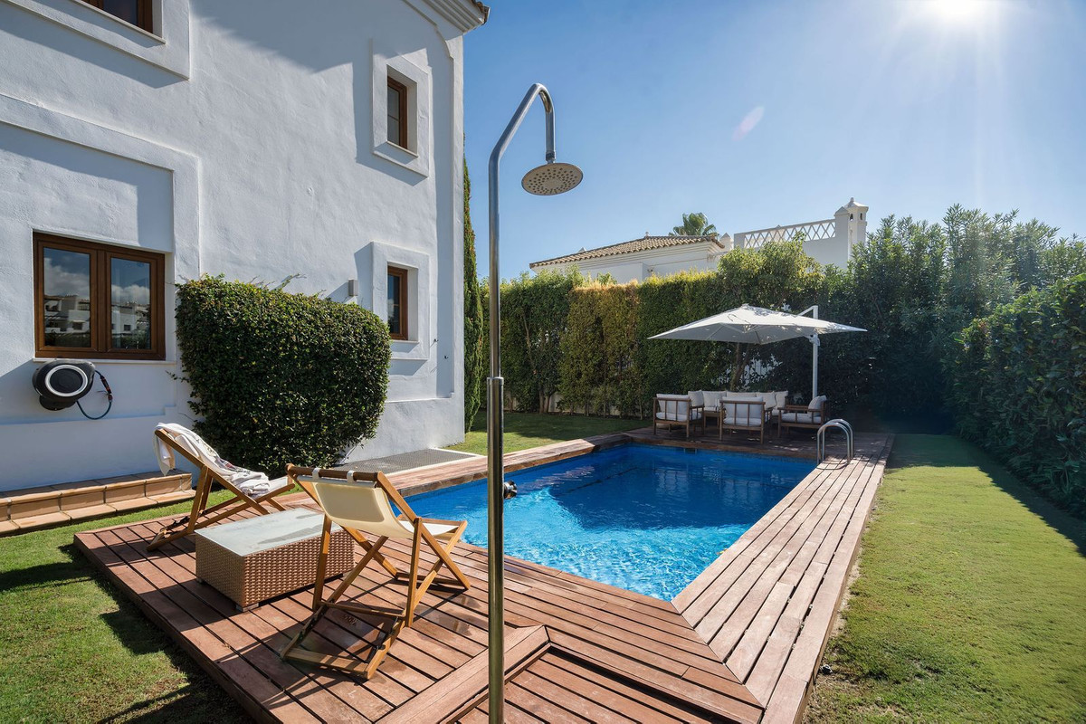 4 Bed Townhouse for sale in Selwo Costa Del Sol, Málaga, Spain