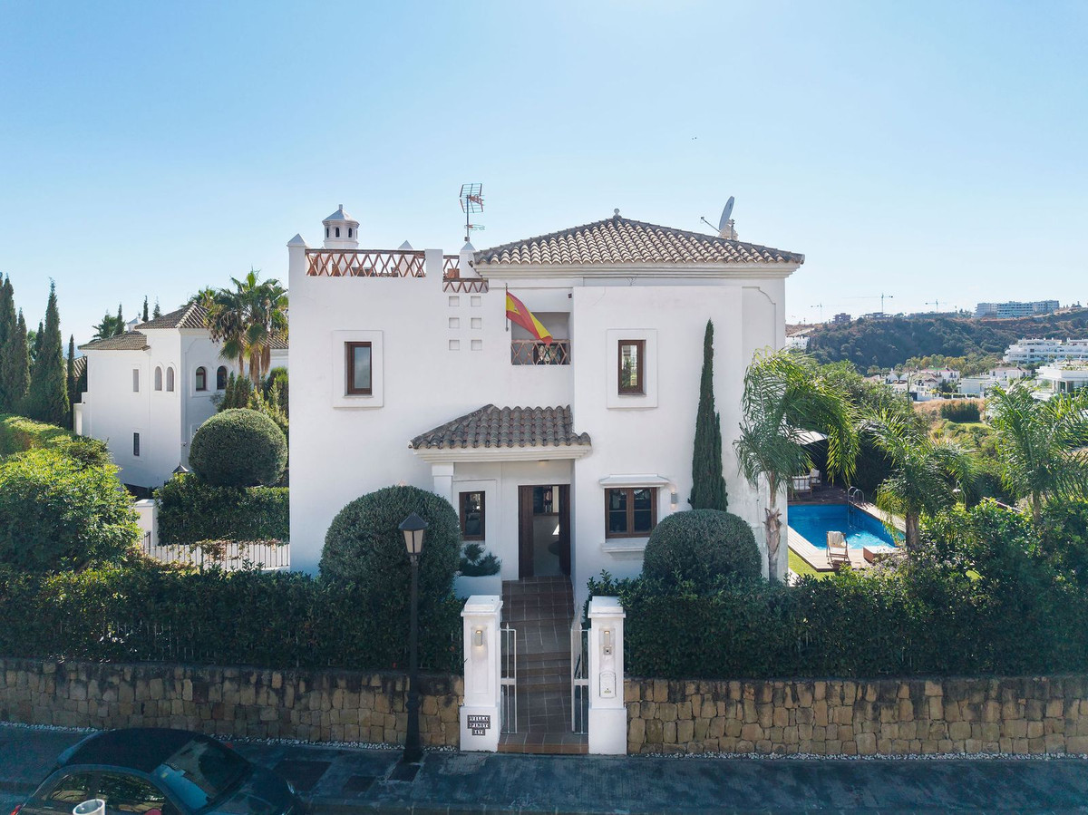 4 Bed Townhouse for sale in Selwo Costa Del Sol, Málaga, Spain