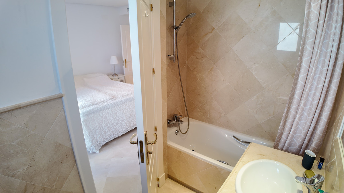 Se vende Apartamento Planta Media de 2 dormitorios en Costa Del Sol, Málaga, España