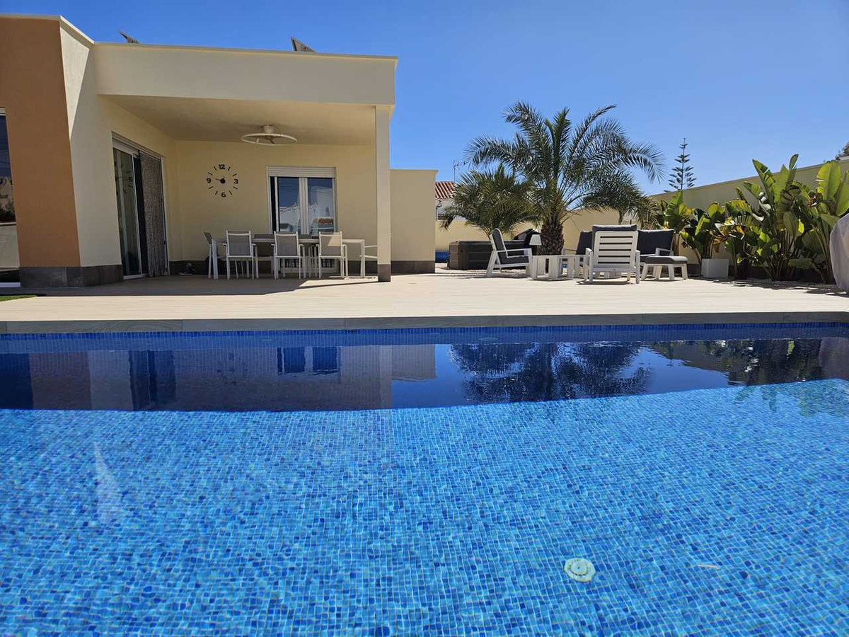 Se vende Villa - Chalet de 4 dormitorios en Costa Blanca, Alicante, España