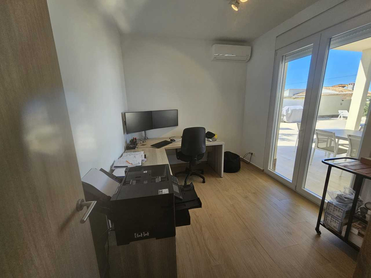 Se vende Villa - Chalet de 4 dormitorios en Costa Blanca, Alicante, España