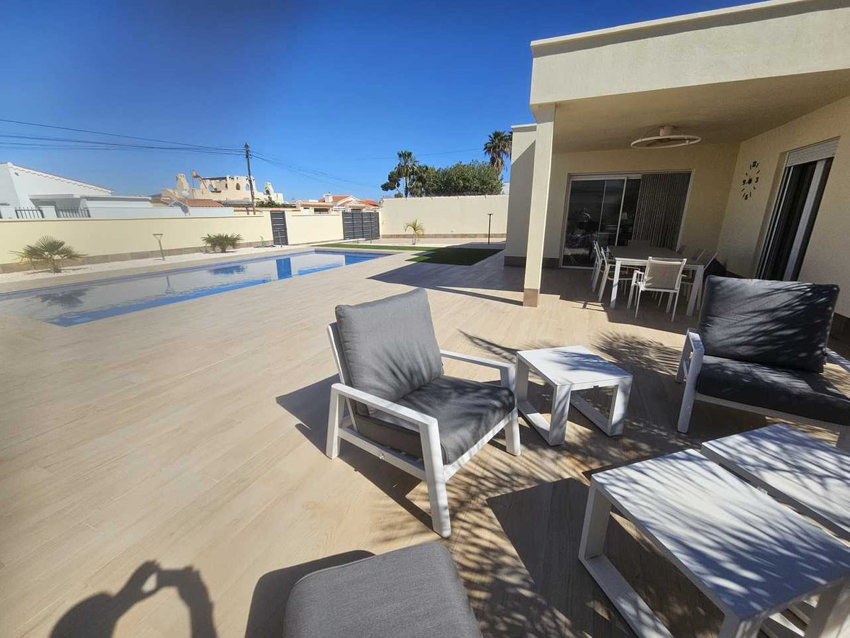 Se vende Villa - Chalet de 4 dormitorios en Costa Blanca, Alicante, España