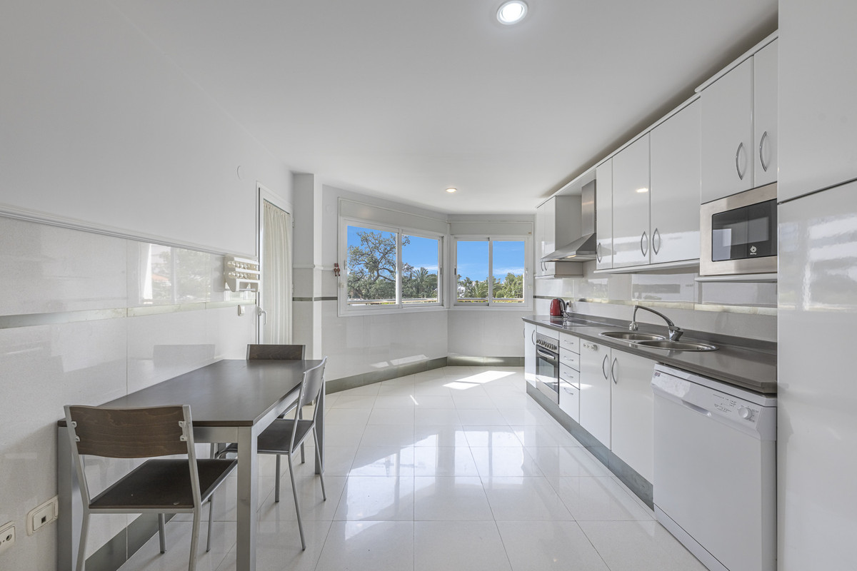 Se vende Apartamento Planta Media de 2 dormitorios en Costa Del Sol, Málaga, España