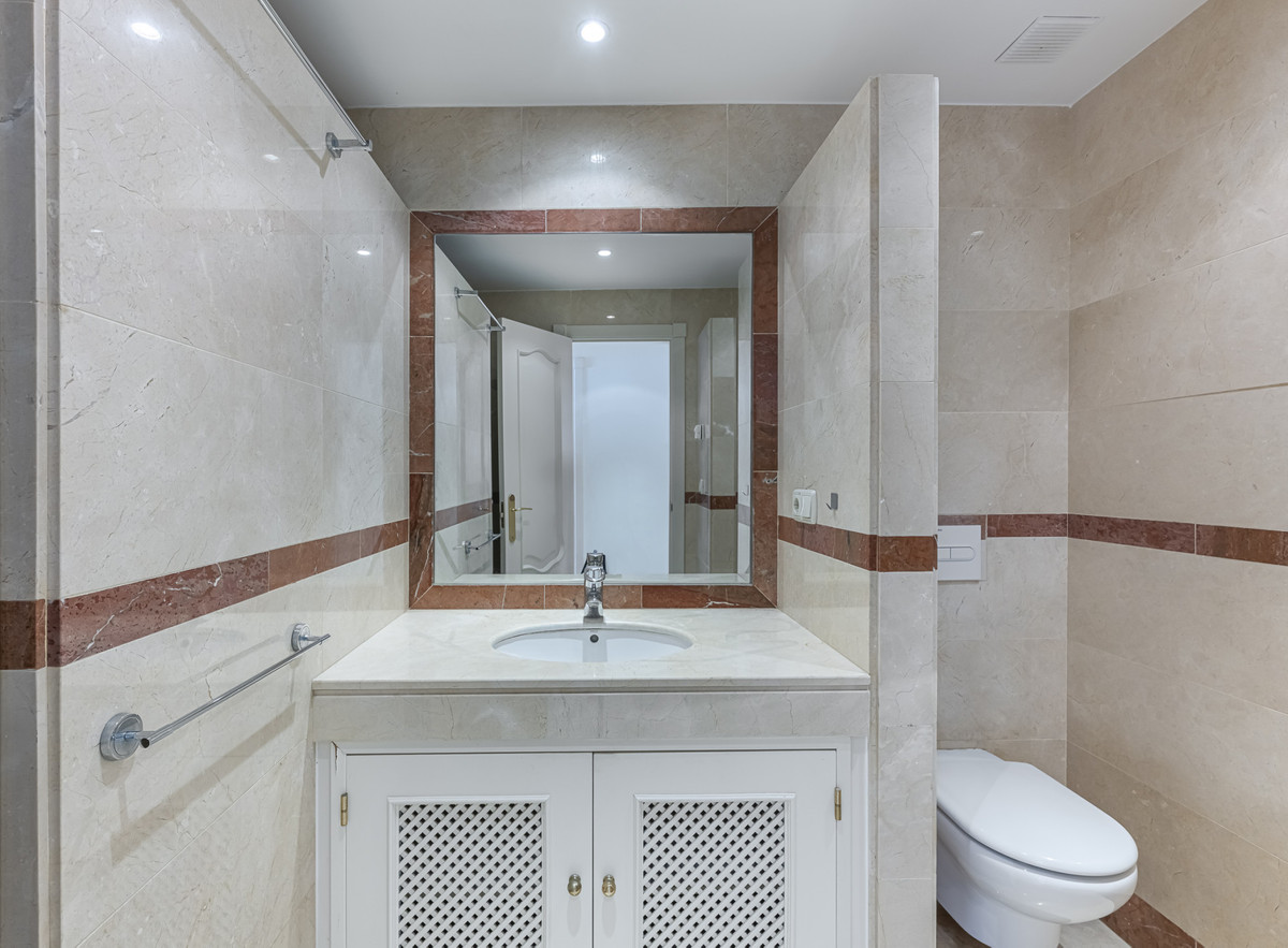 Se vende Apartamento Planta Media de 2 dormitorios en Costa Del Sol, Málaga, España